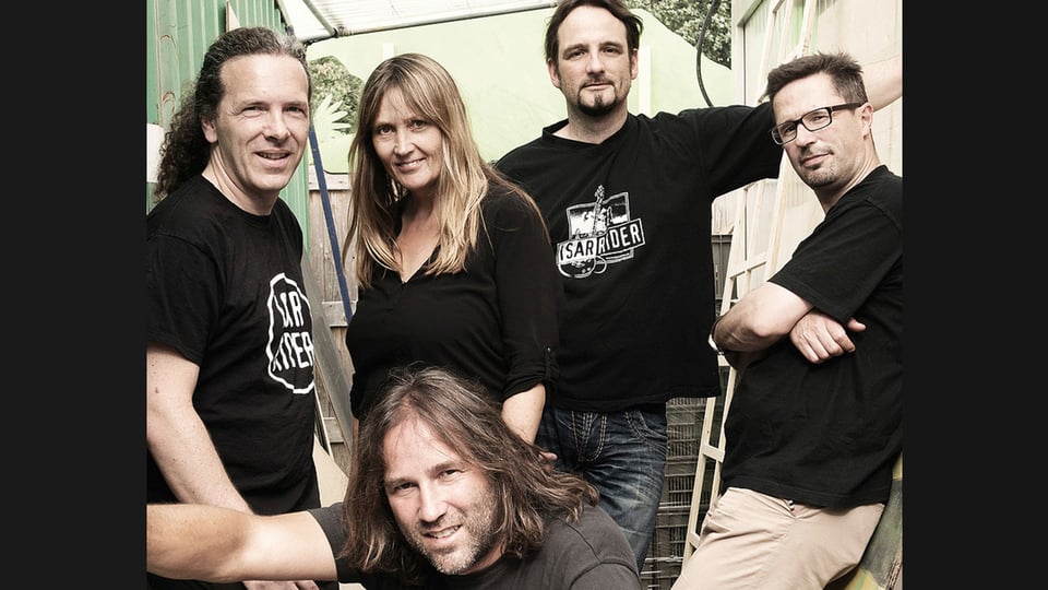 Ein Foto von Roland Hefter mit vier Bandmitgliedern 
