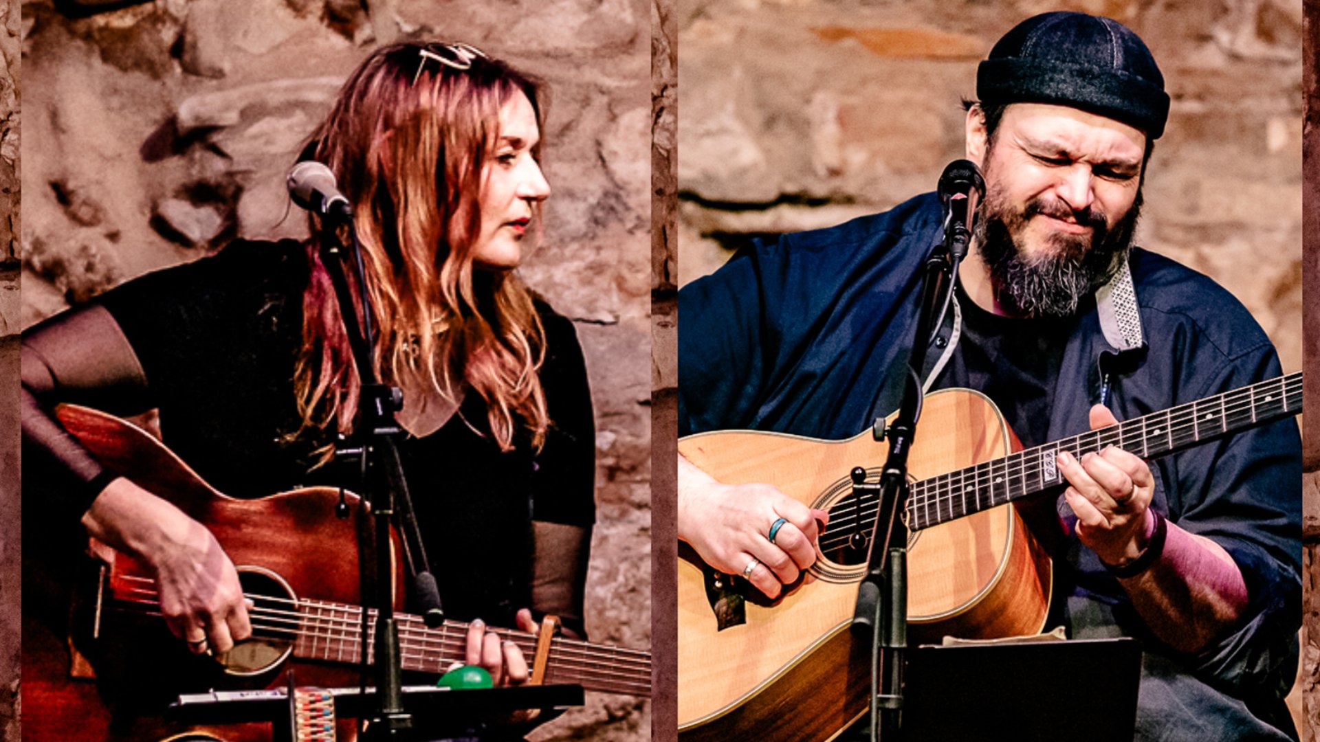 Zwei Personen mit Akustikgitarren bei einem Bühnenauftritt vor einer rustikalen Steinwand. Warme Braun- und Beigetöne sowie schwarze Kleidung schaffen eine intime Konzertatmosphäre.