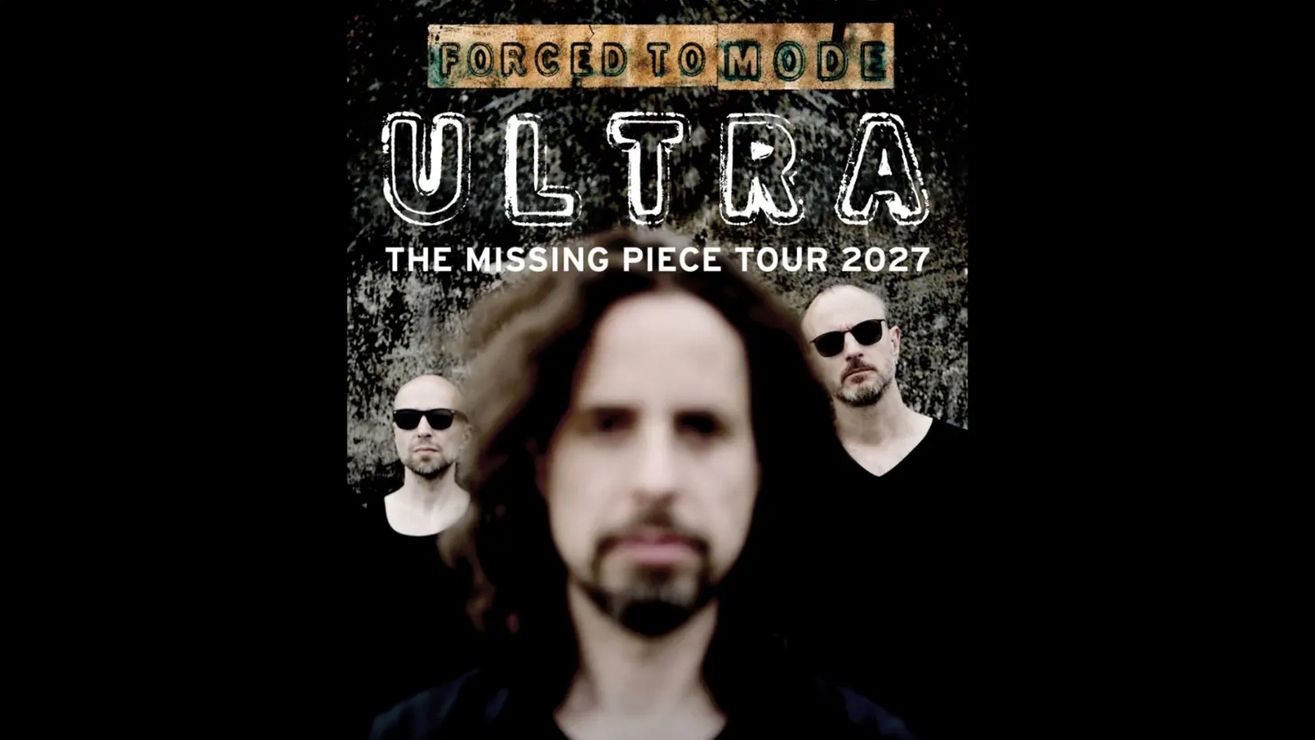 Drei Bandmitglieder vor dunklem Hintergrund, mit unscharfem Vordergrund und dem Schriftzug ULTRA – The Missing Piece Tour 2027