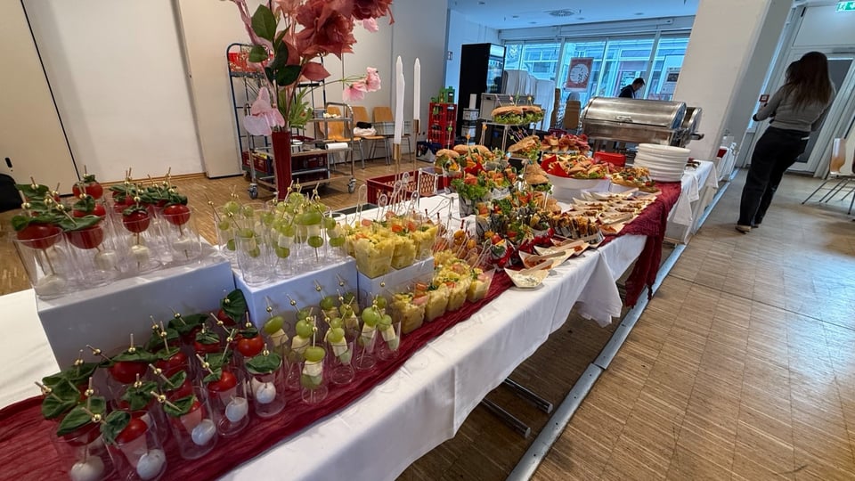 Foto für das Event „Familienbuffet zum Fastenbrechen“ mit einem Buffet-Tisch voller Speisen