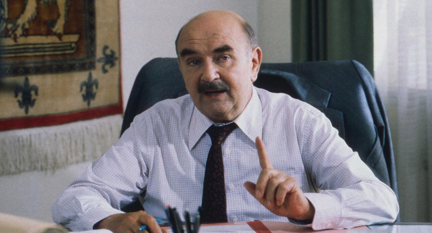 Walter Sedlmyr an einem Schreibtisch sitzend