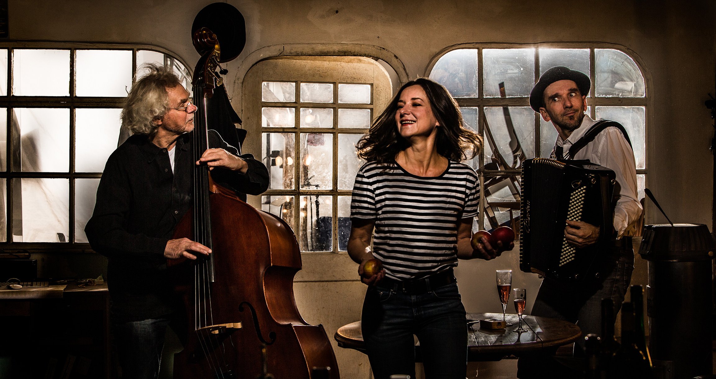 Foto der Band mit Instrumenten in einem Raum