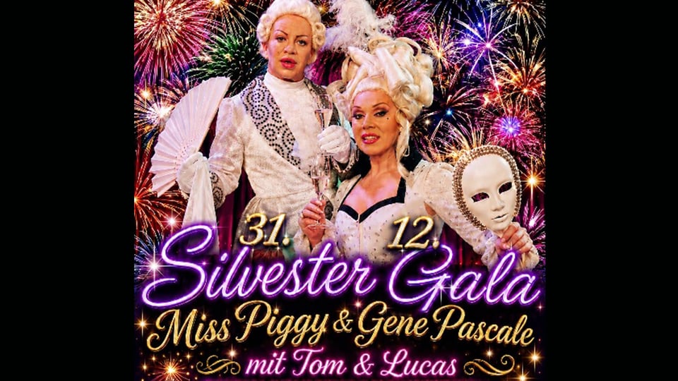 Plakat Silvester Gala mit zwei Personen in barocken weißen Kostümen und Perücken vor farbigem Feuerwerkshintergrund, eine hält einen Fächer, die andere eine venezianische Maske, dazu der Schriftzug Silvester Gala mit Miss Piggy & Gene Pascale mit Tom & Lucas