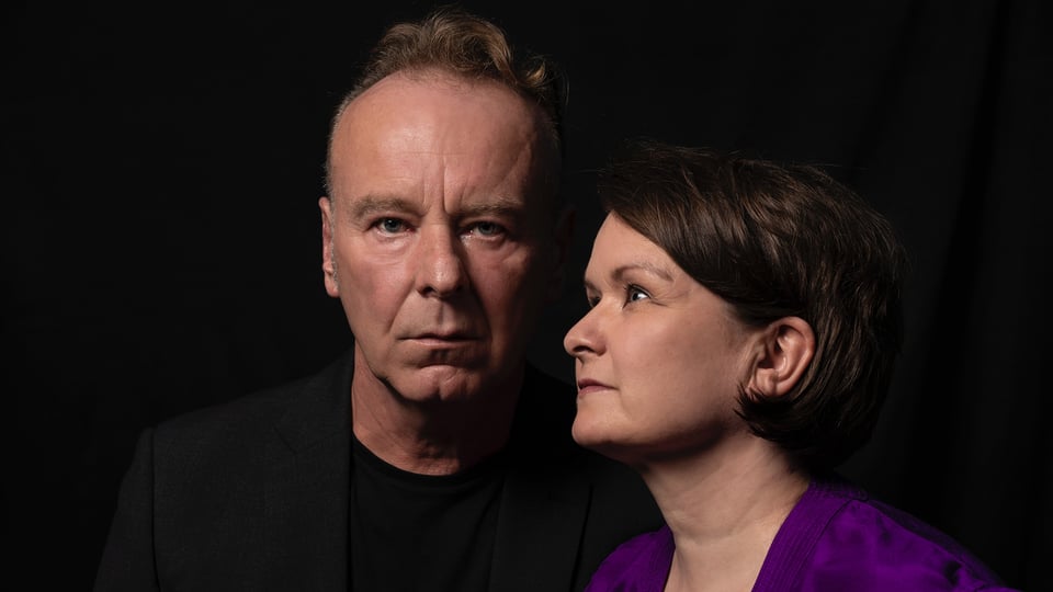 Foto für die Veranstaltung von Die Swing Akrobaten mit dem Gesicht eines Mannes und einer Frau vor schwarzem Hintergrund.