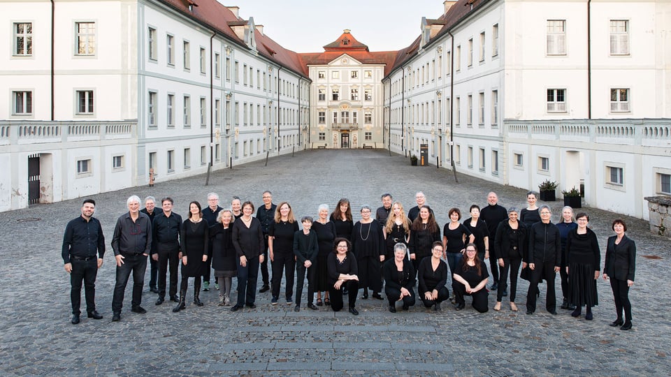 Bandfoto zum Event: Die Musiker in schwarzer Kleidung auf einer Straße.
