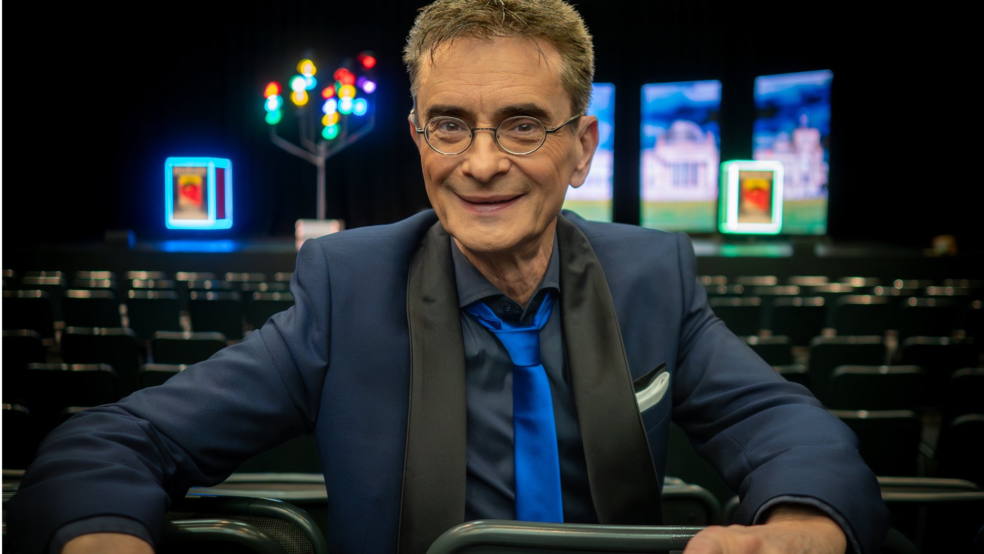 Foto vom Event von Mathias Richling mit dem Künstler, der in den Sitzreihen sitzt