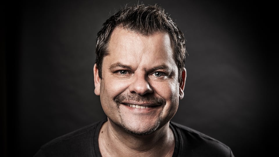 Ein Foto für die Veranstaltung ‚Ingo Appelt‘ mit dem Künstler vor schwarzem Hintergrund