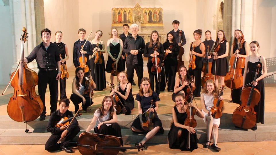 Foto für die Veranstaltung des Puchheimer Jugendkammerorchesters mit dem Orchester und den Instrumenten