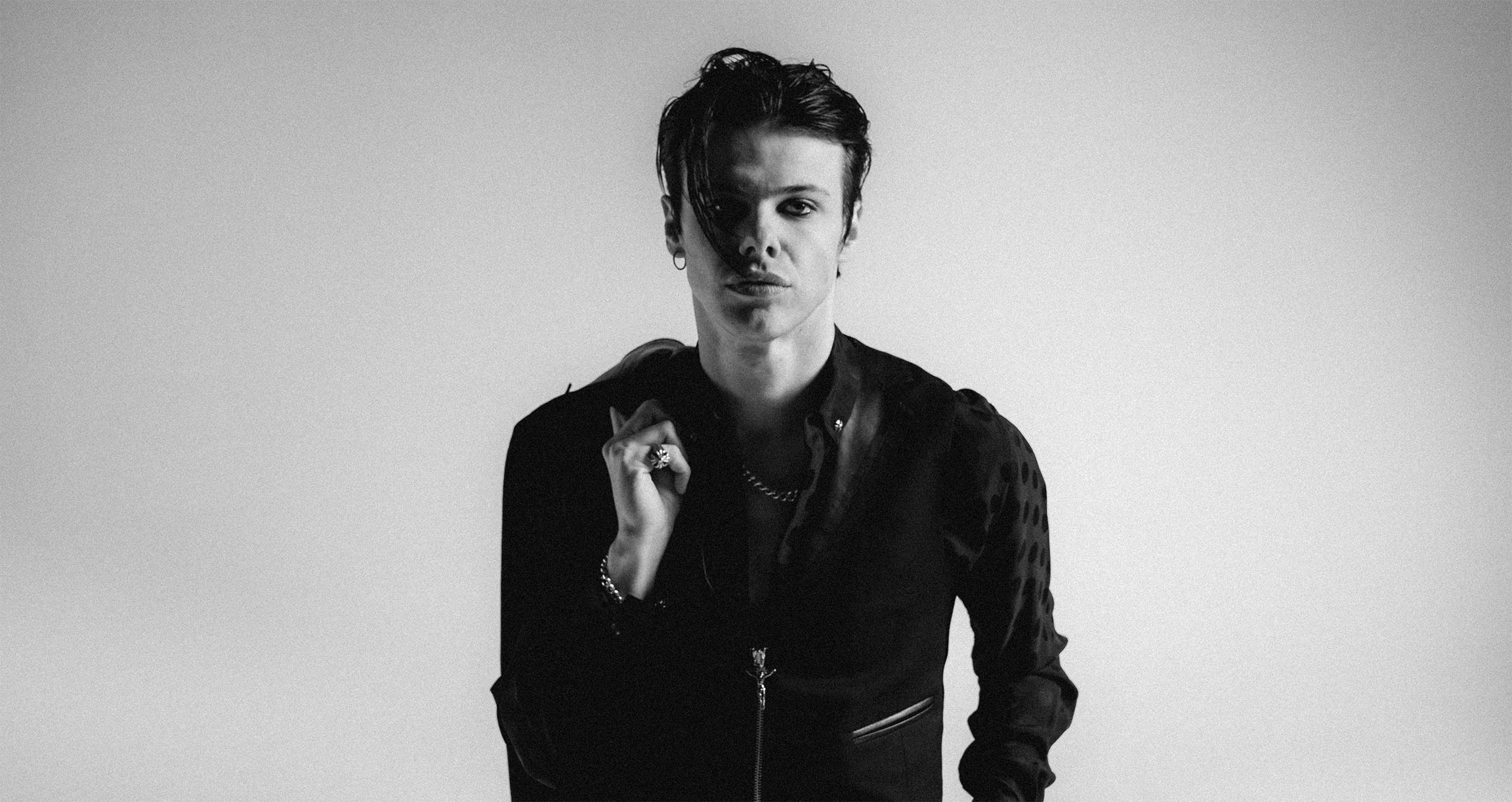 Der Künstler Yungblud vor einem Grauen Hintergrund