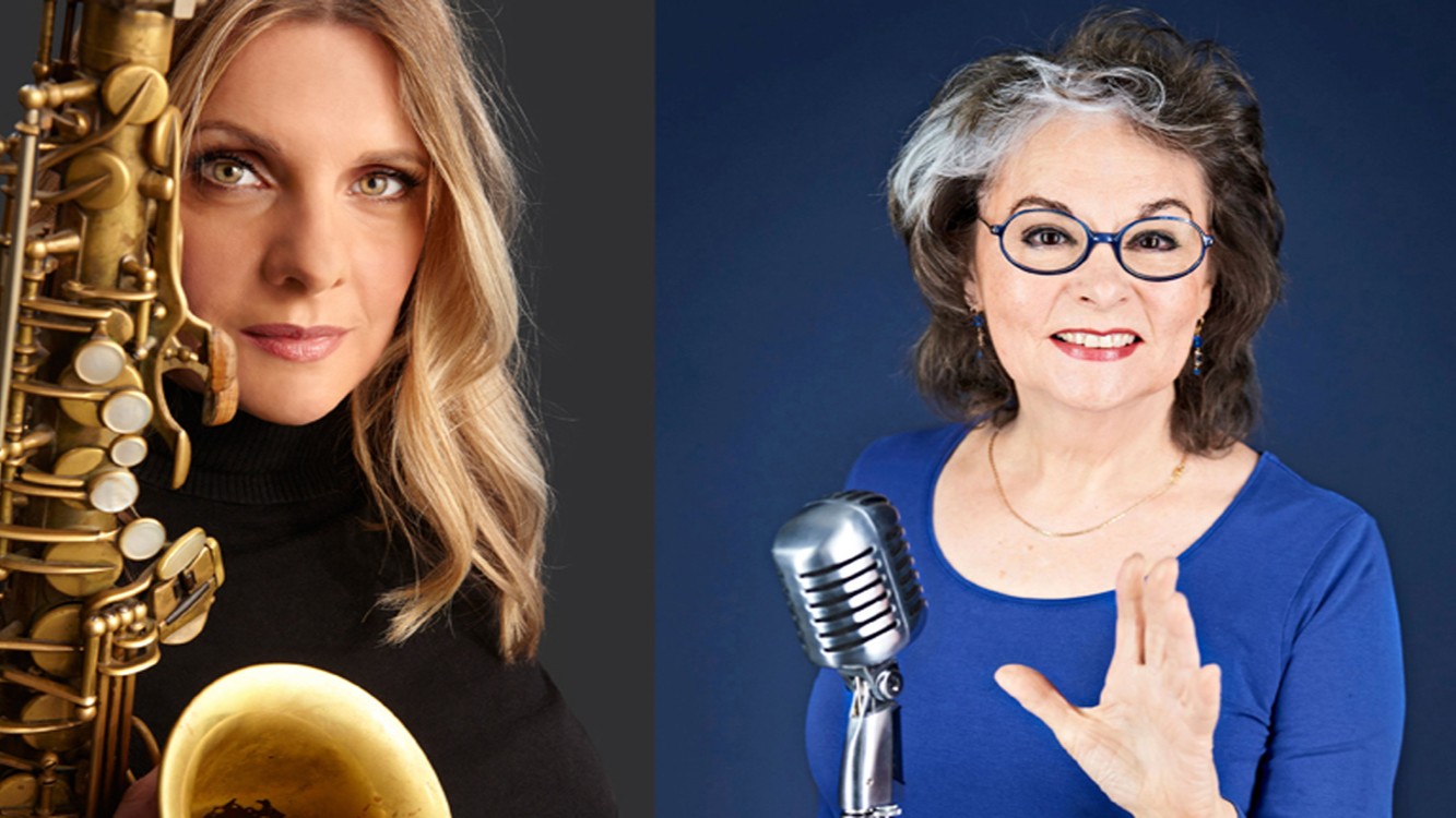 Porträtfoto von zwei Frauen – eine mit Saxofon vor grauem Hintergrund, die andere mit Mikrofon vor blauem Hintergrund