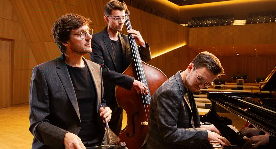 Foto der drei Künstler mit Instrumenten
