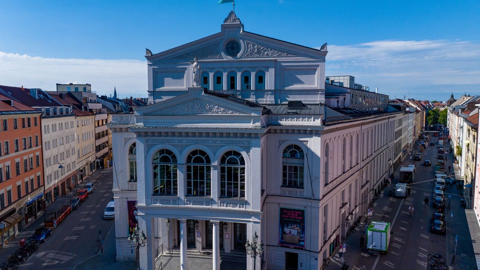 Historisches Gebäude mit Straße