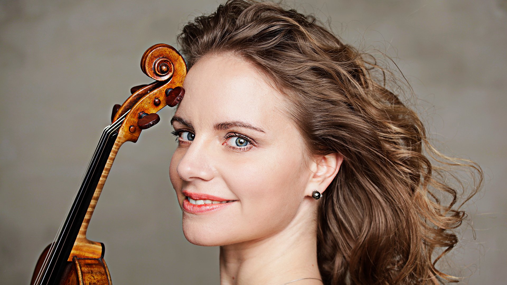 Portrait einer Künstlerin mit Instrument