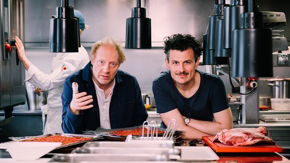 Auf dem Bild sind Manuel Rubey & Simon Schwarz zu sehen.