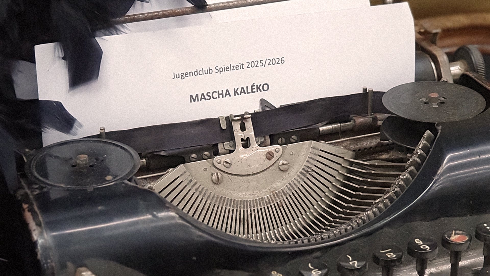 Alte Schreibmaschine mit eingespanntem Blatt, Text Jugendclub Spielzeit 2025/2026 Mascha Kaléko