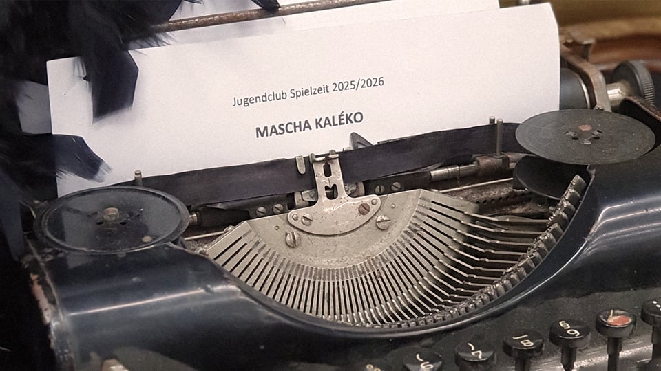 Alte Schreibmaschine mit eingespanntem Blatt, Text Jugendclub Spielzeit 2025/2026 Mascha Kaléko
