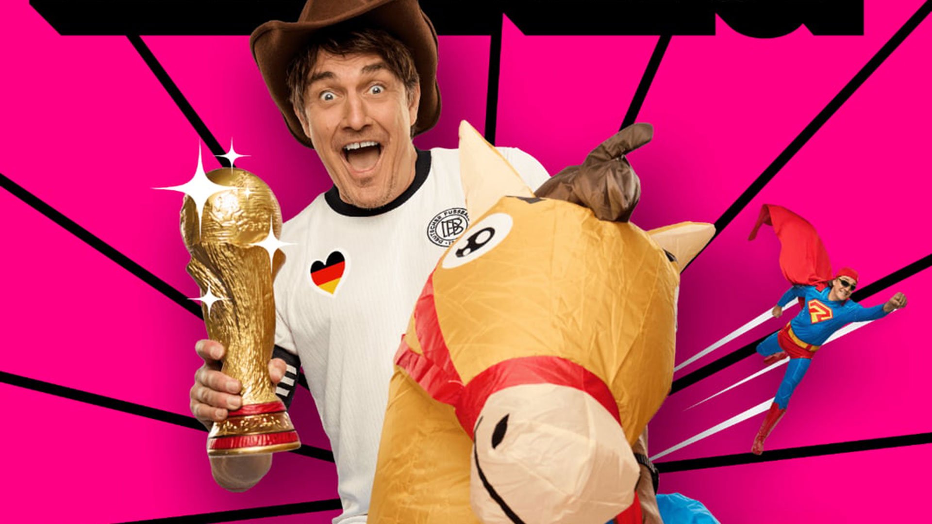 Eventfoto „MATZE KNOP“ mit dem Künstler auf einem aufblasbaren Plastikpferd vor rosa Hintergrund.