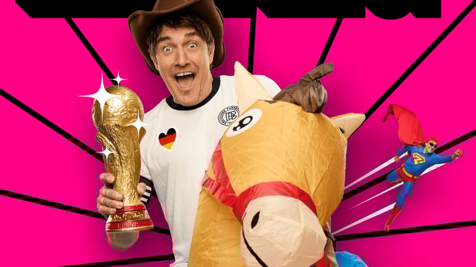 Eventfoto „MATZE KNOP“ mit dem Künstler auf einem aufblasbaren Plastikpferd vor rosa Hintergrund.