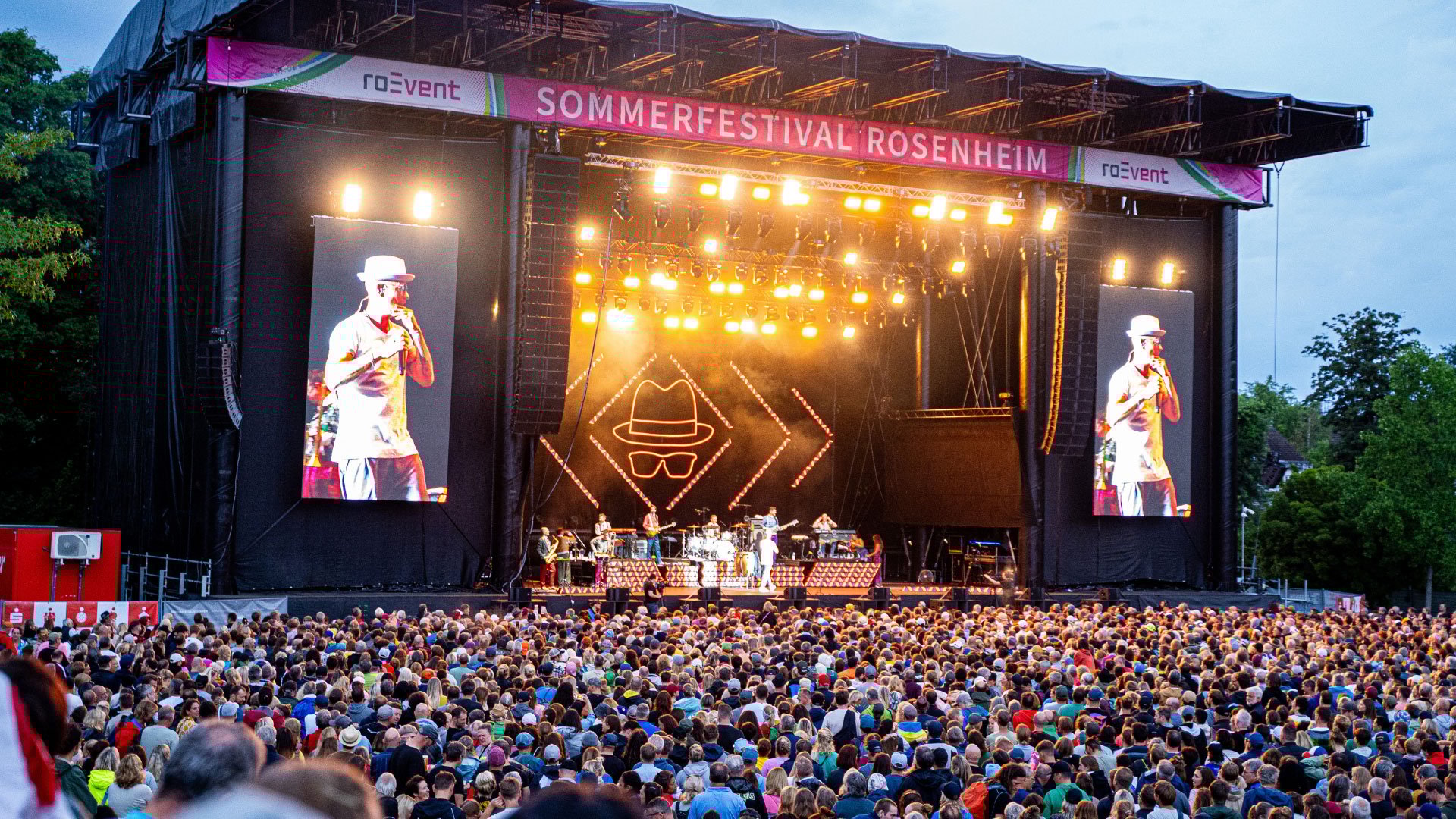 Konzertbühne mit großem Publikum beim Sommerfestival Rosenheim 2026, Open-Air-Festival mit Liveband und Zuschauern vor der Bühne.