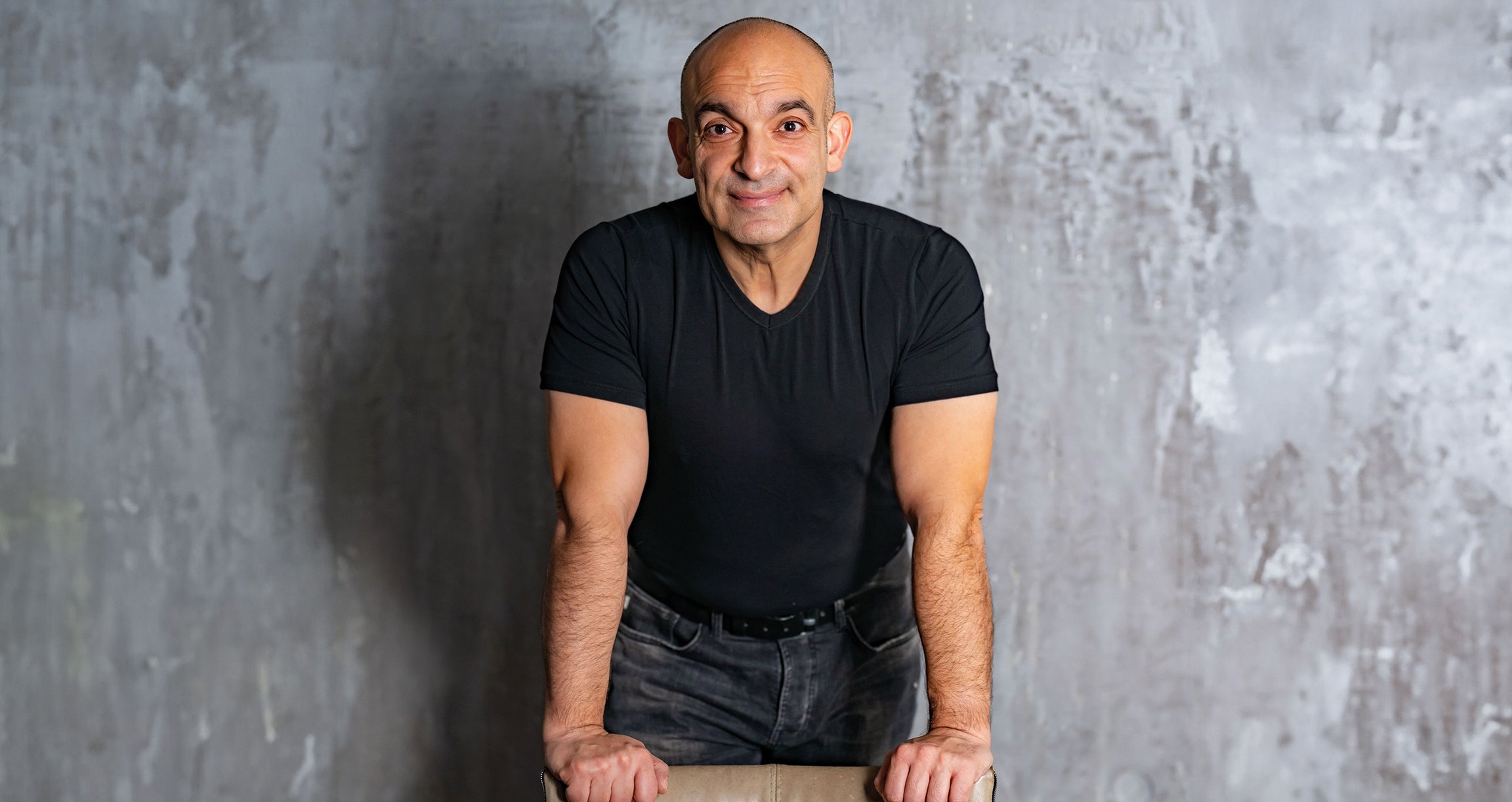 Django Asül vor grauem Hintergrund