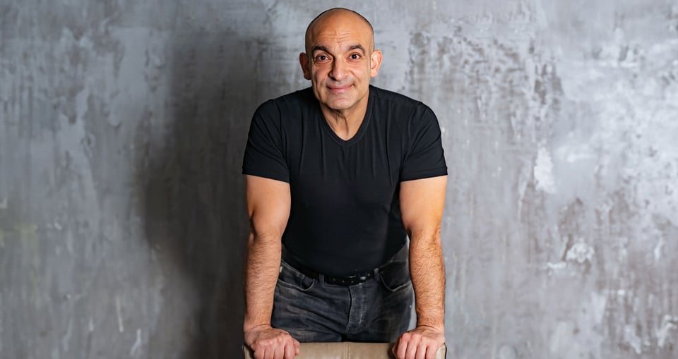 Django Asül vor grauem Hintergrund