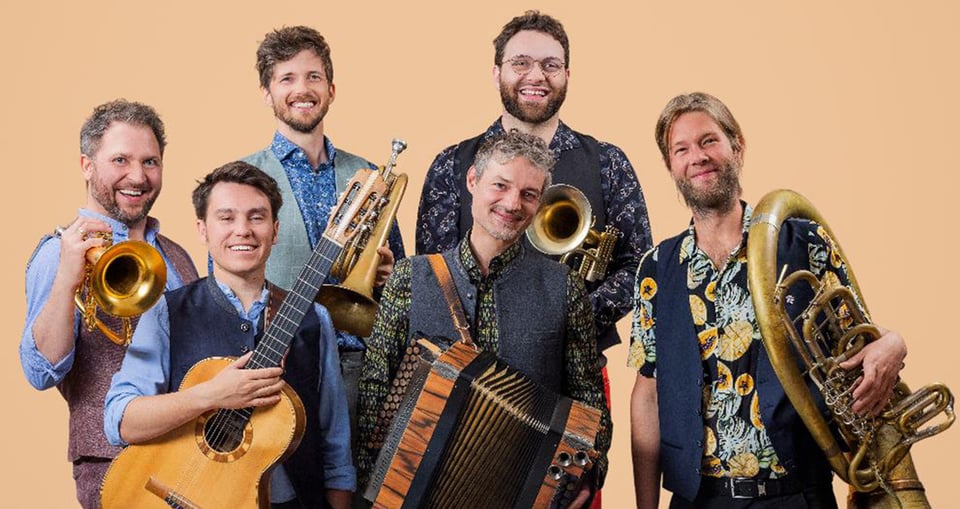 Foto des Orchesters mit sechs Männern mit Instrumenten
