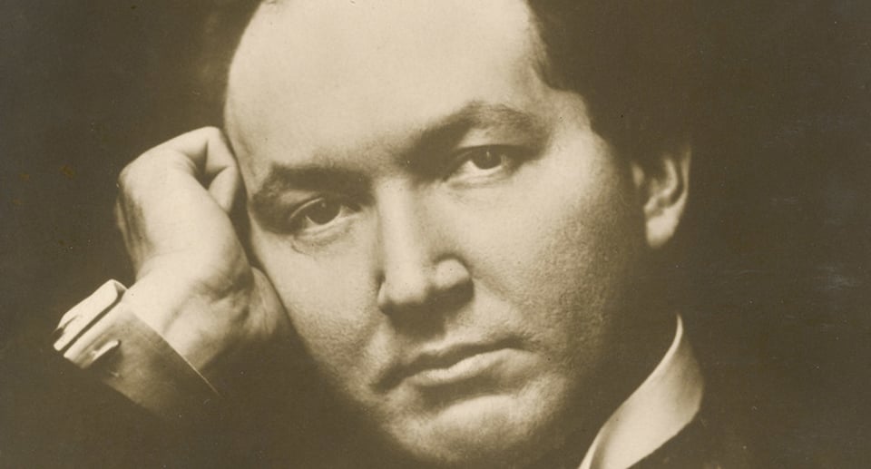 Foto in sepia vom Gesicht eines Mannes.