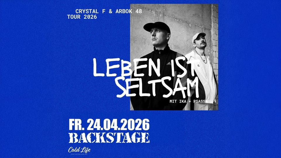Keyvisual zum Konzert „Crystal F & ARBOK 48 – Leben ist seltsam Tour 2026“: Blaues Hintergrundmotiv mit schwarz‑weißem Porträtfoto zweier Personen auf der rechten Seite. In der Bildmitte steht der Schriftzug „Leben ist seltsam“. Unten sind Datum Fr. 24.04.2026 und der Veranstaltungsort Backstage angegeben.