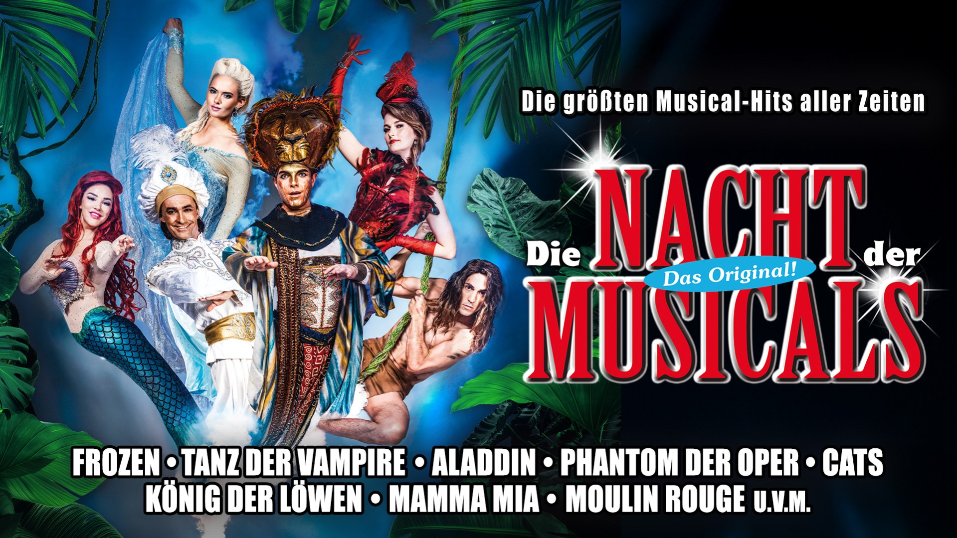 Werbebanner für „Die Nacht der Musicals“ mit Darstellerinnen und Darstellern in Kostümen aus bekannten Musicals vor tropischer Kulisse sowie einer Titelliste, darunter Frozen, Aladdin, Der König der Löwen und Mamma Mia.