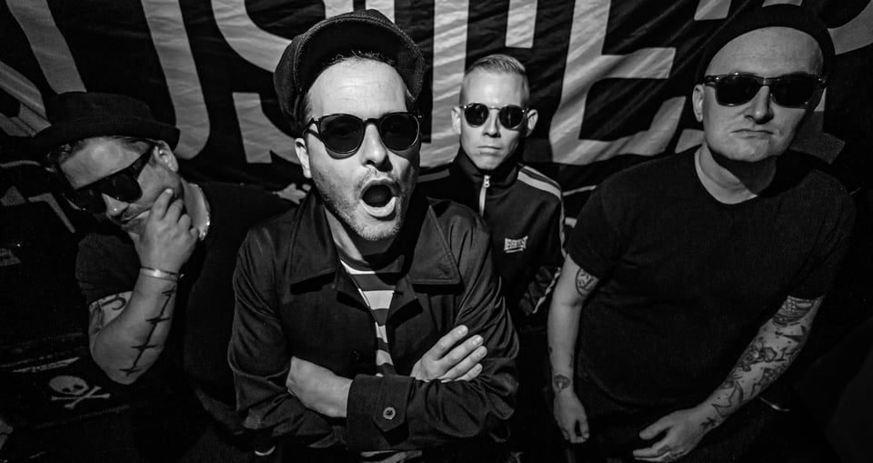 die Musikgruppe BUSTER SHUFFLE, ist ein Schwarz-Weiß-Foto und alle tragen eine Brille.