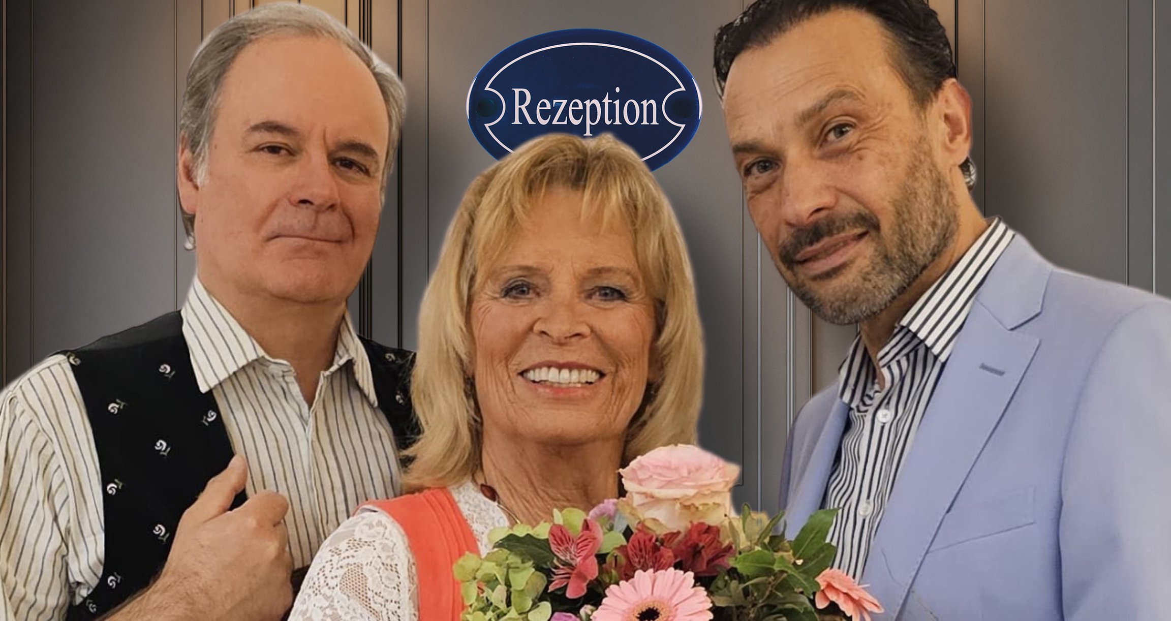 zwei Männer, eine Frau mit einem Blumenstrauß und im Hintergrund das Zeichen für einen Empfang.