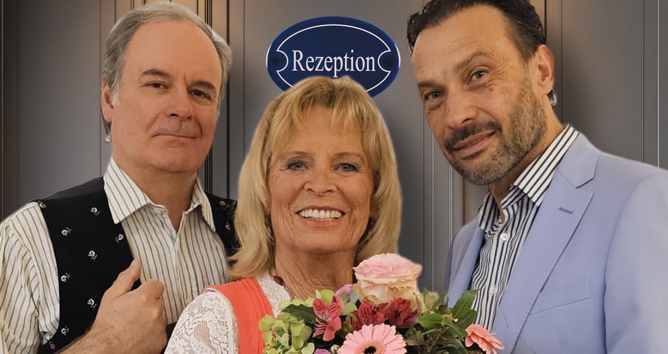 zwei Männer, eine Frau mit einem Blumenstrauß und im Hintergrund das Zeichen für einen Empfang.