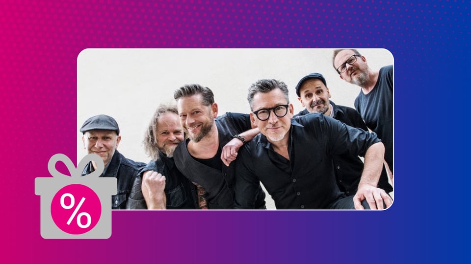 Fiddler's Green stehen zusammen und lächeln für ein Foto.