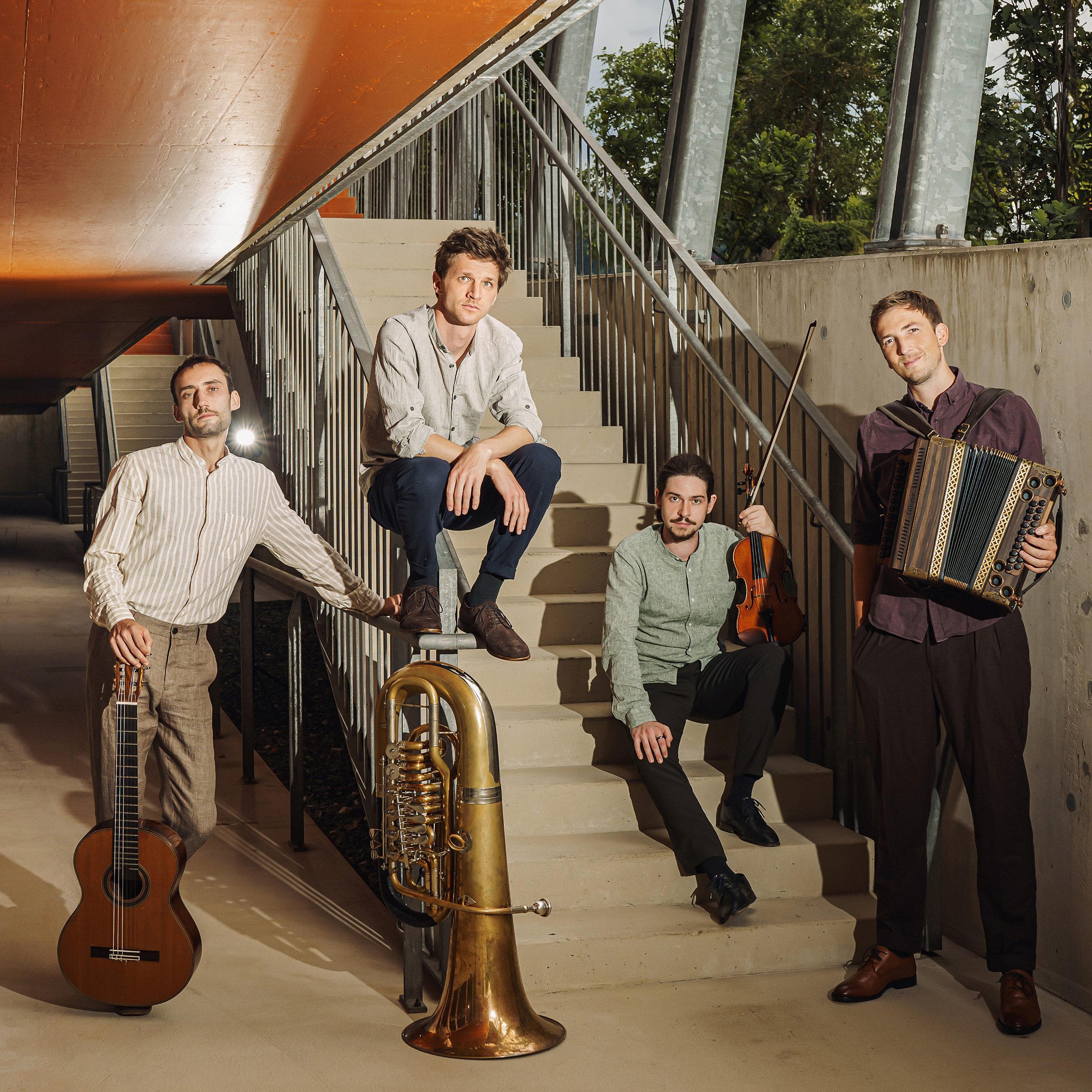 Die Band mit Instrumenten in der Hand 