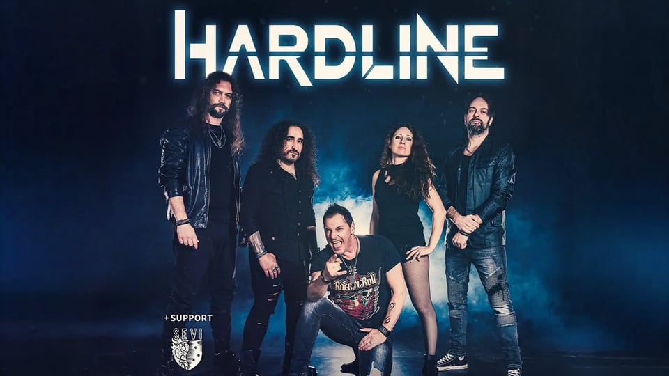 Keyvisual zum Konzert „Hardline“: Gruppenfoto von fünf auftretenden Personen vor dunkelblauem Hintergrund mit Bühnenlicht. Oben steht der Schriftzug „Hardline“. Unten sind das Datum Do. 30.04.2026, der Veranstaltungsort Backstage sowie der Hinweis „+ Support: SEVI“ zu sehen.