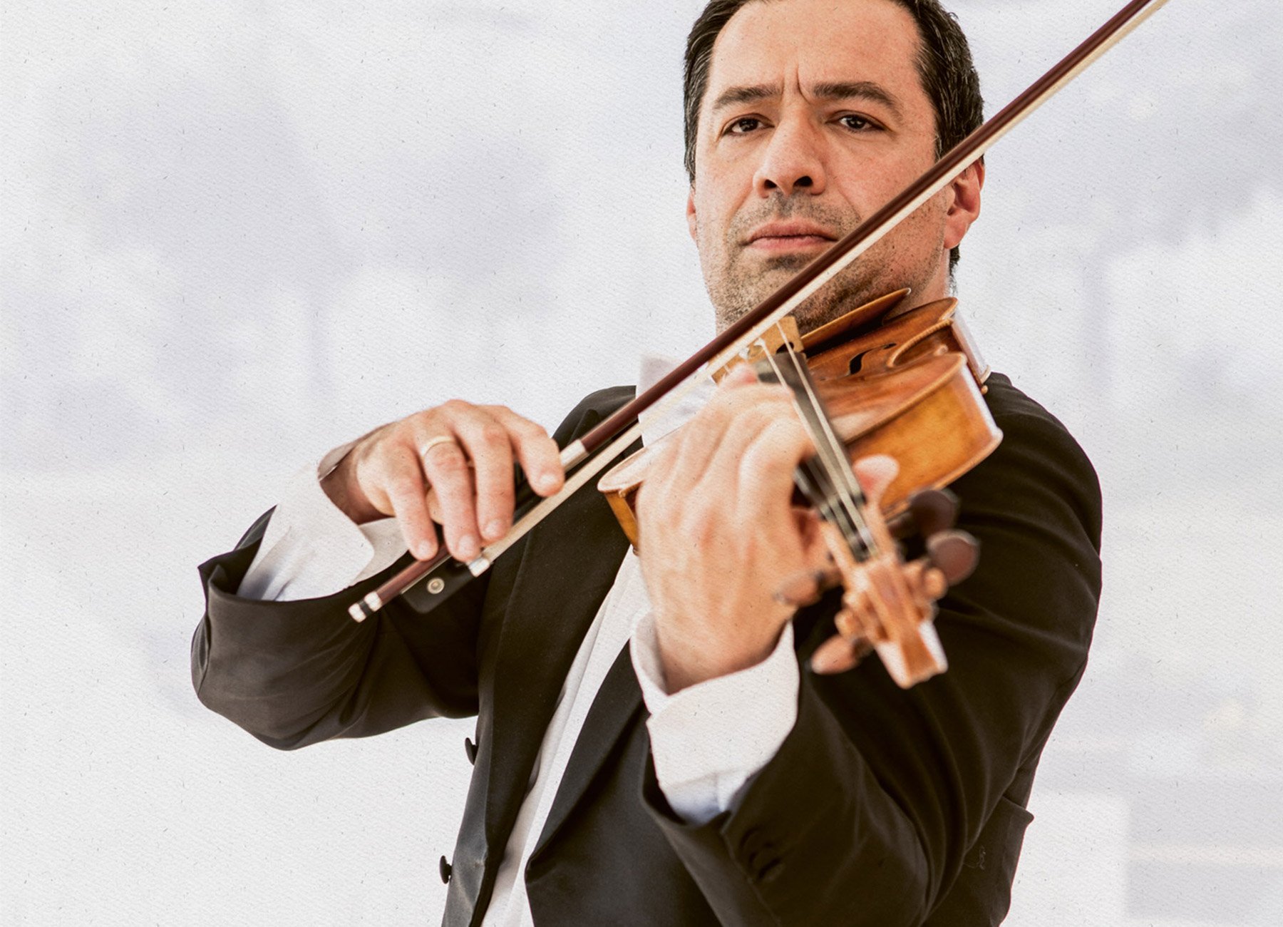 Mann mit Violine in schwarzem Anzug
