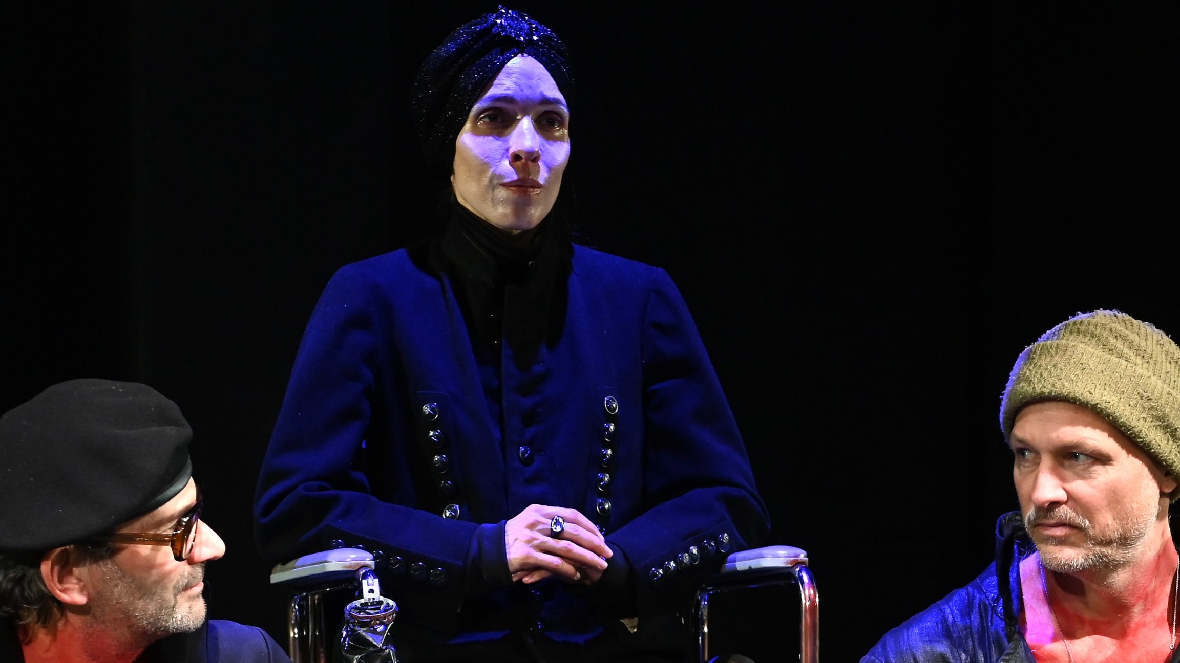 Drei Darsteller*innen auf der Bühne in dunklem Licht aus dem Theaterstück Corolian von William Shakespeare 