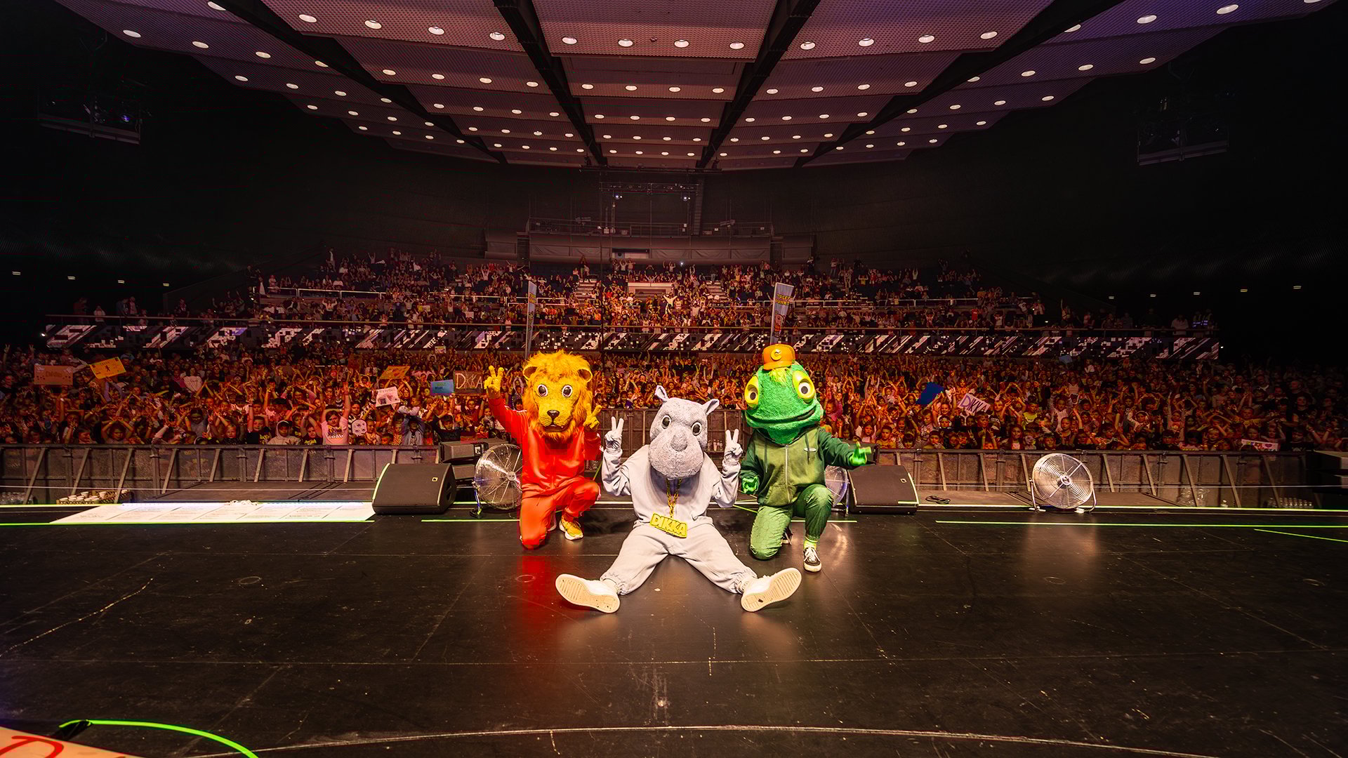 Foto für die Veranstaltung ‚DIKKA – BOAH IST DAS KRASS 2‘ mit drei Figuren auf einer Bühne und dem Publikum im Hintergrund.