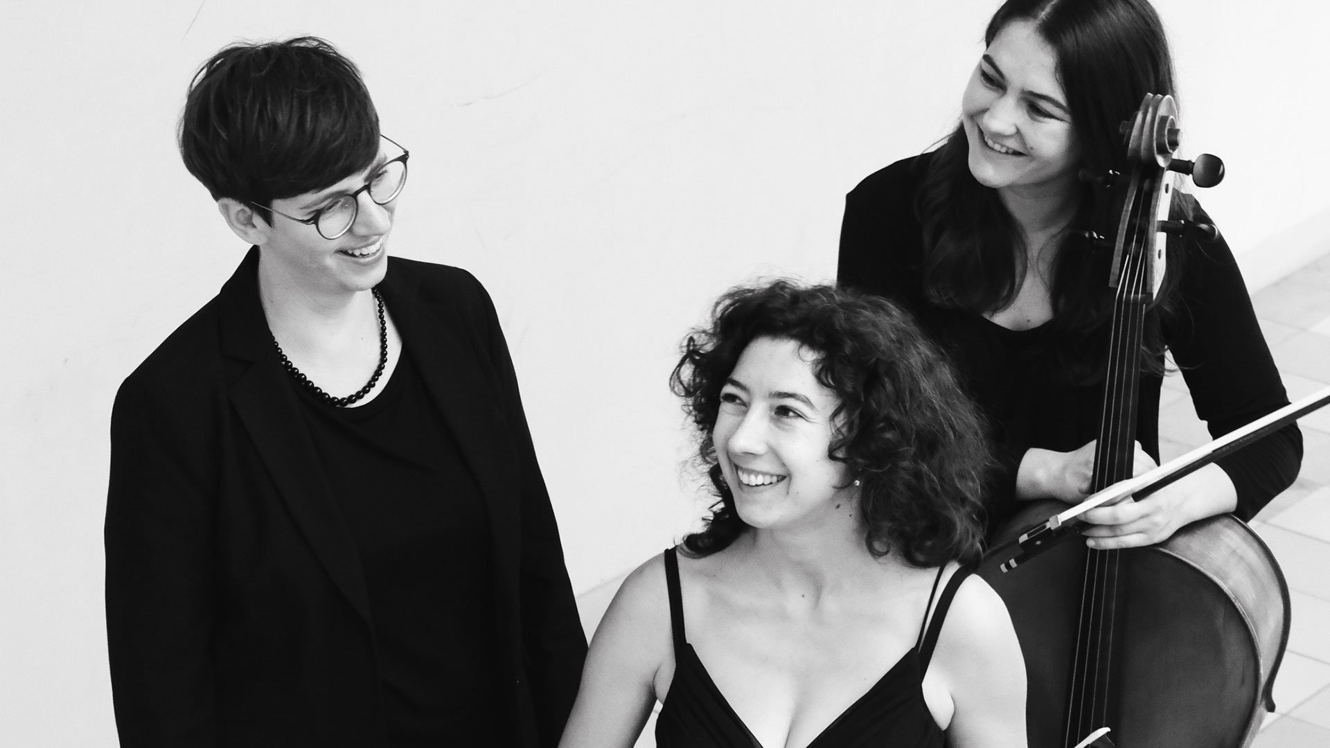 Schwarz‑Weiß‑Foto für das Trio‑Sol‑Event mit den drei Künstlerinnen und ihren Instrumenten.