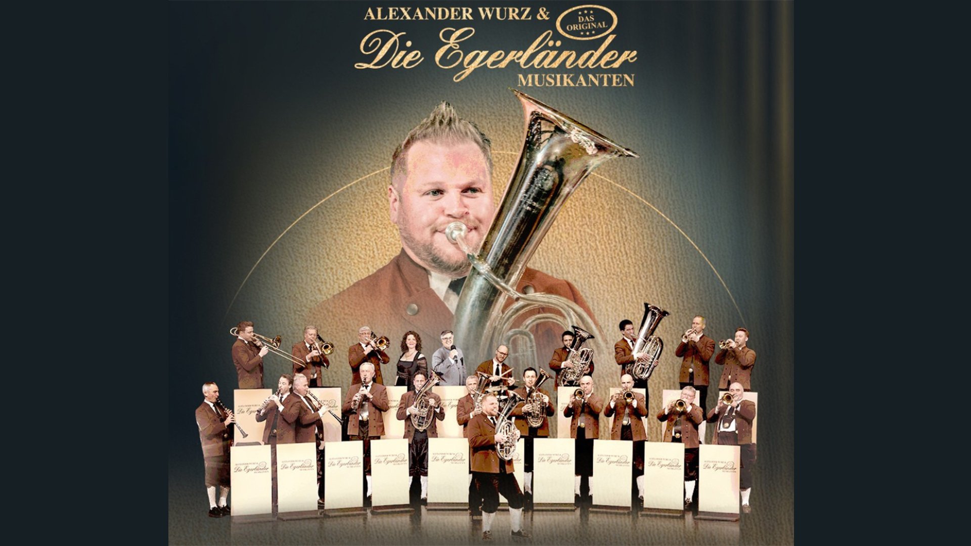 Plakat Die Egerländer Musikanten mit großem Porträt eines Tubaspielers vor dunklem Hintergrund, darunter ein Blasorchester mit zahlreichen Musikerinnen und Musikern an Trompeten, Posaunen, Hörnern, Klarinetten und Tuben sowie dem Schriftzug Alexander Wurz und Die Egerländer Musikanten.