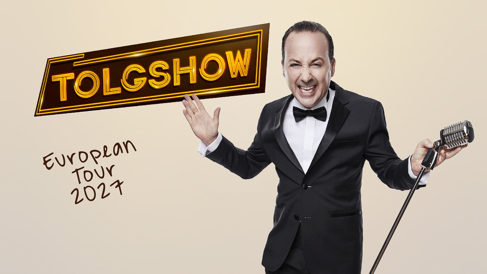 Veranstaltungsgrafik zur Tolgshow European Tour 2027. Eine Person im schwarzen Anzug mit Fliege hält ein Retro-Mikrofon, daneben ist ein leuchtender Schriftzug mit dem Titel Tolgshow auf hellem Hintergrund platziert.