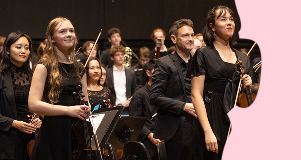 Ein Orchester mit Instrumenten in der Hand und alle in schwarz gekleidet