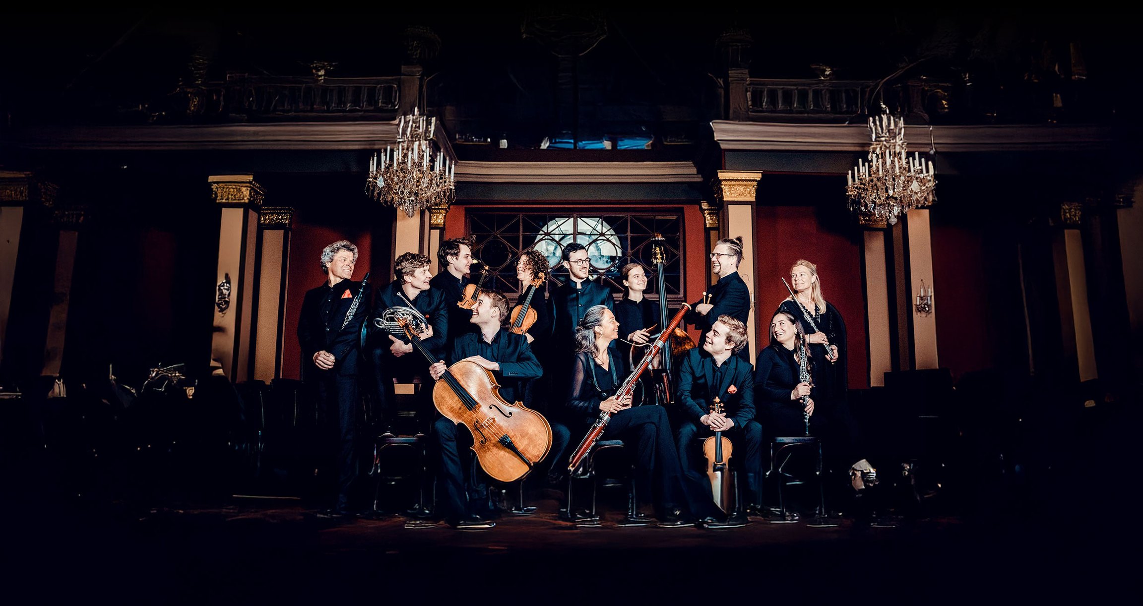 Kammerorchester mit Instrumenten vor Oper 