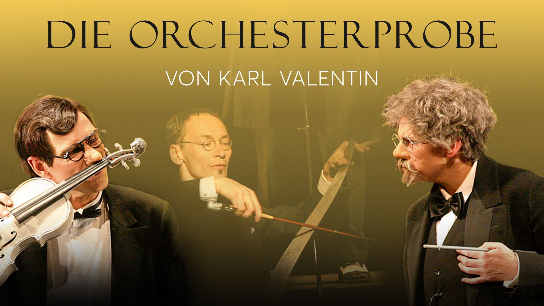 Theatermotiv in warmen Gelb‑ und Brauntönen: drei Musikerfiguren im Frack mit Violine und Dirigentenstab vor dunklem Hintergrund, darüber schwarzer Titel Die Orchesterprobe von Karl Valentin