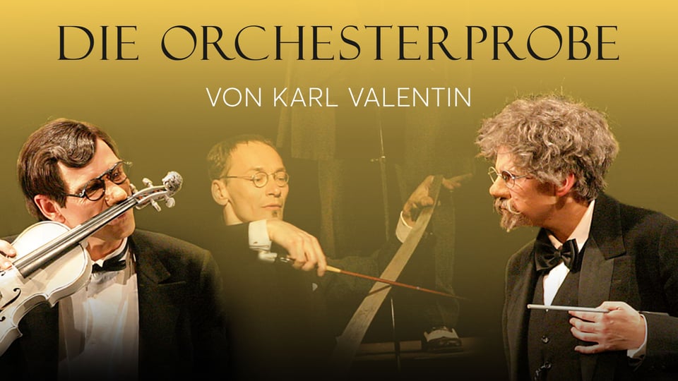 Theatermotiv in warmen Gelb‑ und Brauntönen: drei Musikerfiguren im Frack mit Violine und Dirigentenstab vor dunklem Hintergrund, darüber schwarzer Titel Die Orchesterprobe von Karl Valentin