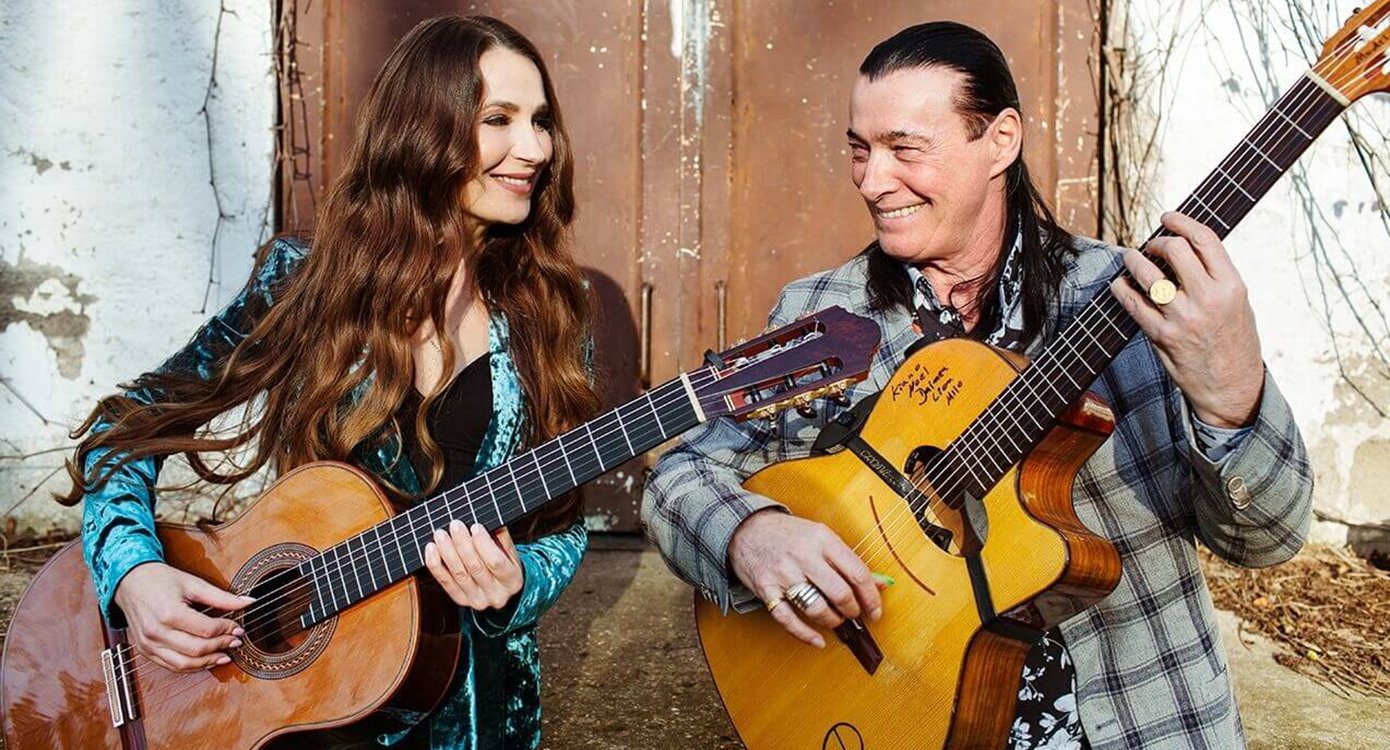 eine Frau und ein Mann mit einer Gitarre