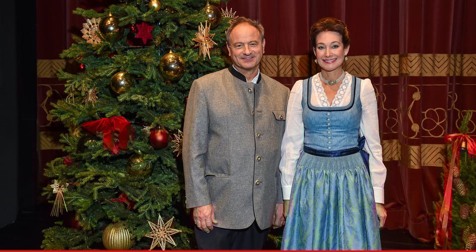 ein Mann und eine Frau mit einem Weihnachtsbaum
