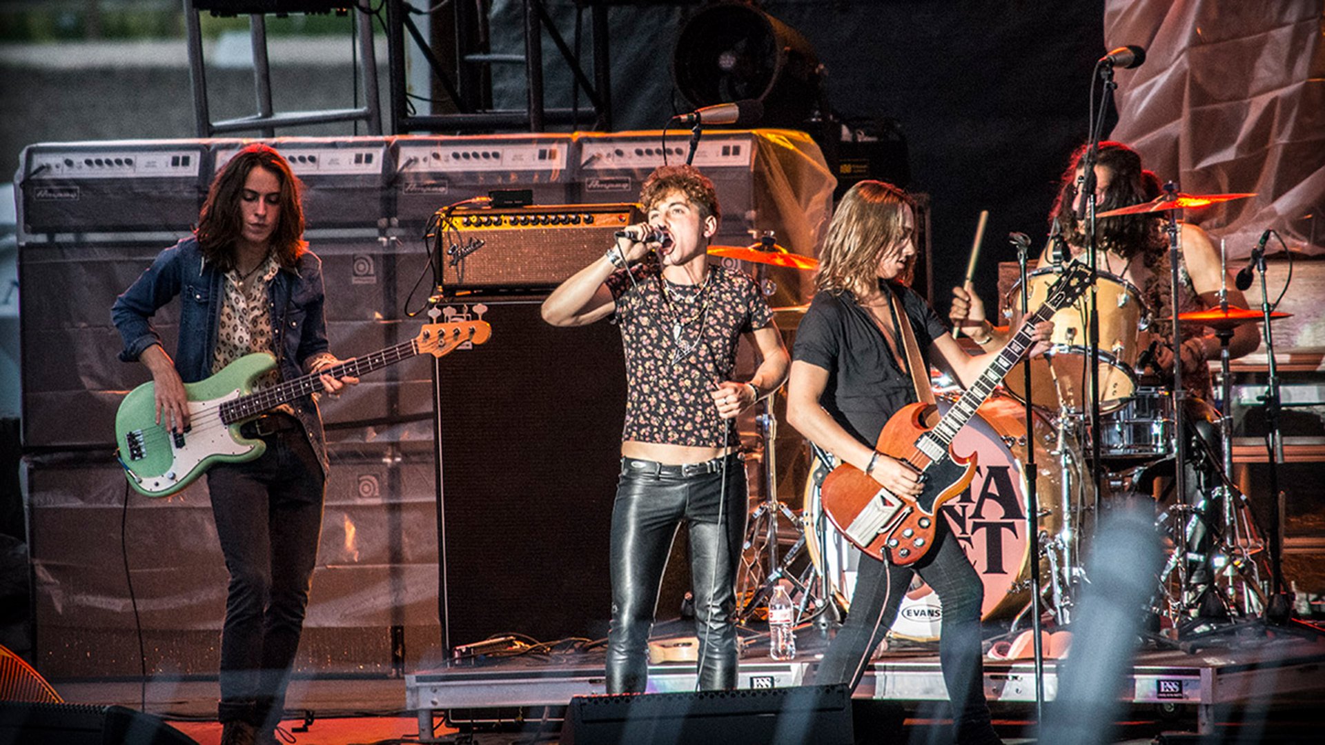 Die Band Greta van Fleet auf einer Bühne während einer Live-Performance in hellem Scheinwerferlicht
