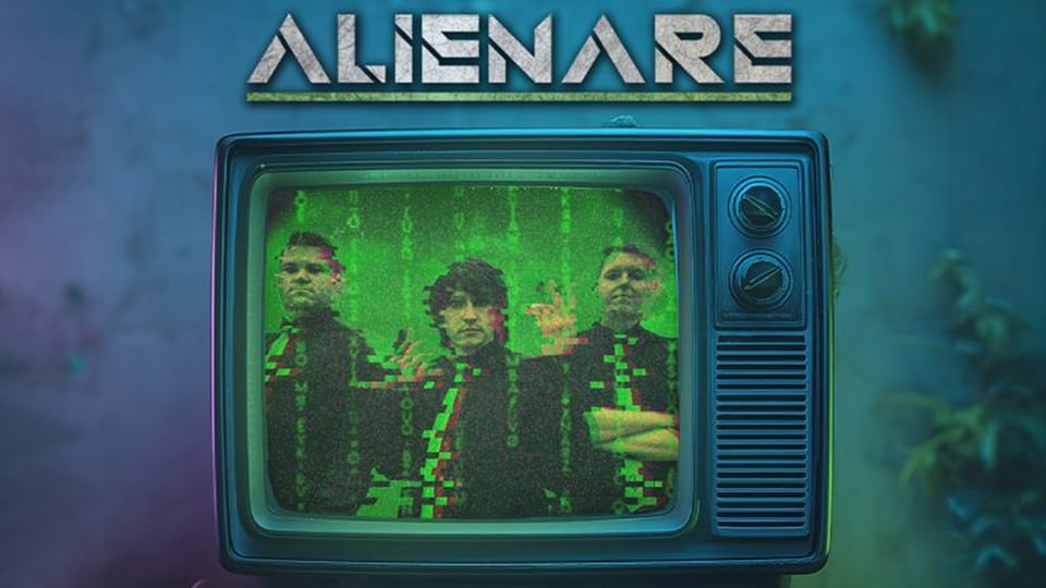 Ein altes Modell eines Fernsehers mit einem verschwommenen Bild der dreiköpfigen Band mit Bandlogo