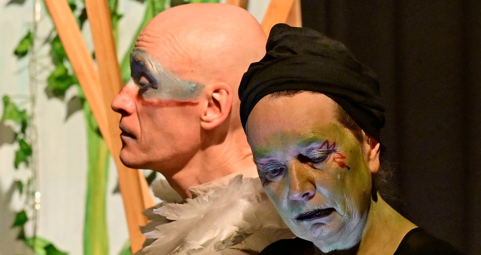 Gesicht eines Mannes und einer Frau in einem Theater mit bemalten Gesichtern
